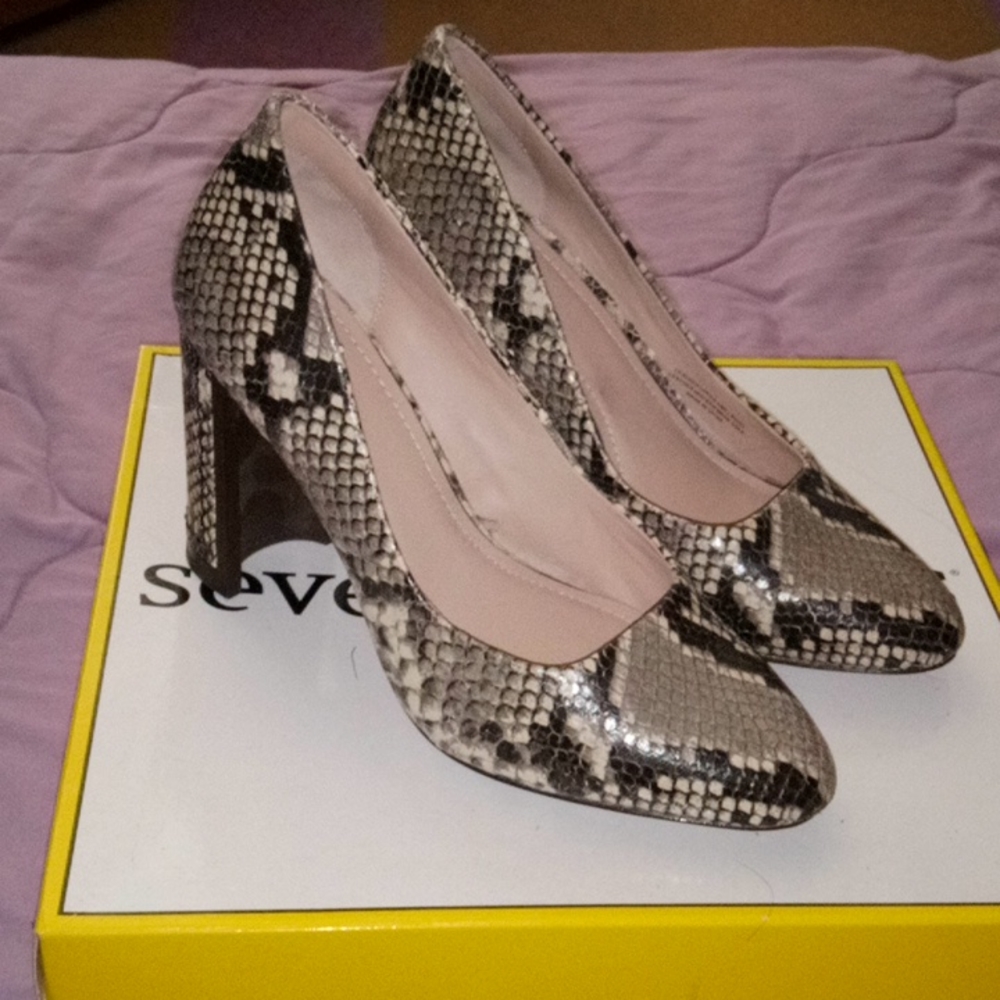 WOMENS SZ 8 Leather heels